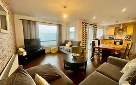 2 Bedroom City-Centre Apartment With Free Parking