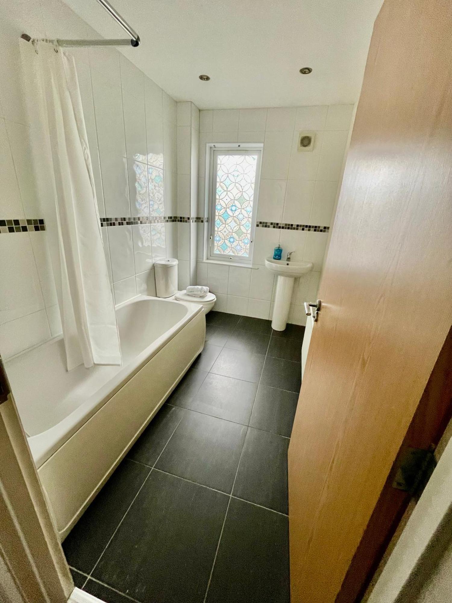 2 Bedroom City-Centre Apartment With Free Parking Belfast Exterior photo